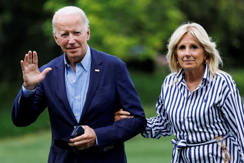 Thu nhập của vợ chồng ông Joe Biden giảm so với năm đầu làm tổng thống Mỹ