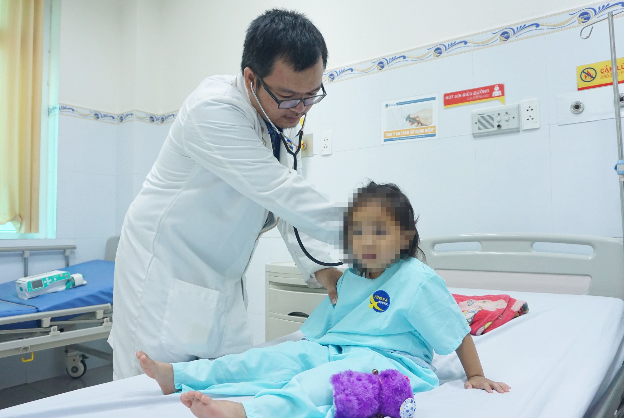 Được bà ngoại sơ cứu kịp thời, bé gái bị té sông thoát chết