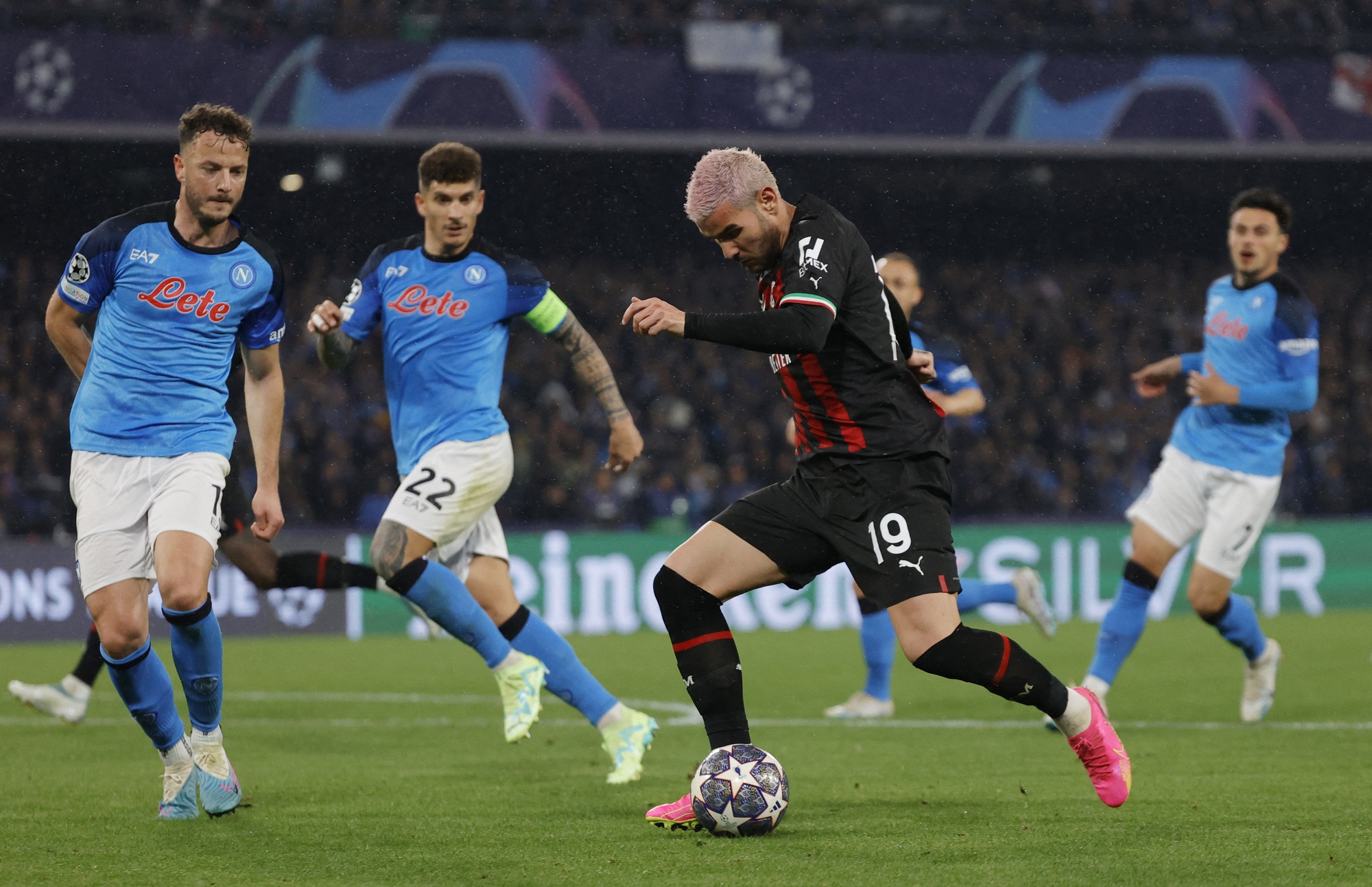 Vượt mặt Napoli, AC Milan đoạt vé bán kết Champions League