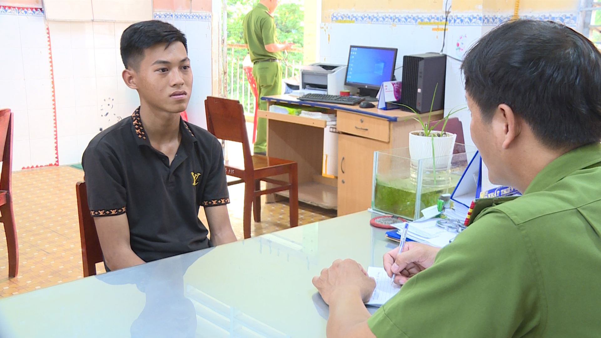 Người đàn ông mù bị cướp sạch vé số khi ngồi bán ven đường