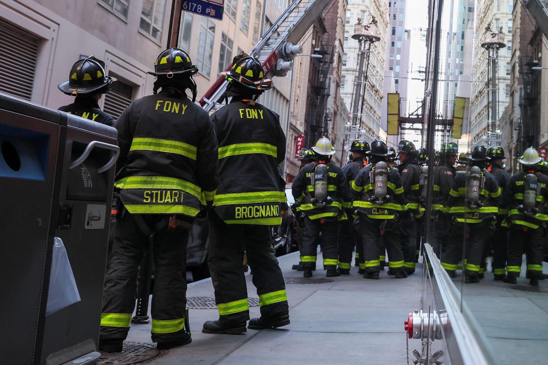 Sập bãi đậu xe giữa New York, nhiều người thương vong - Ảnh 3.