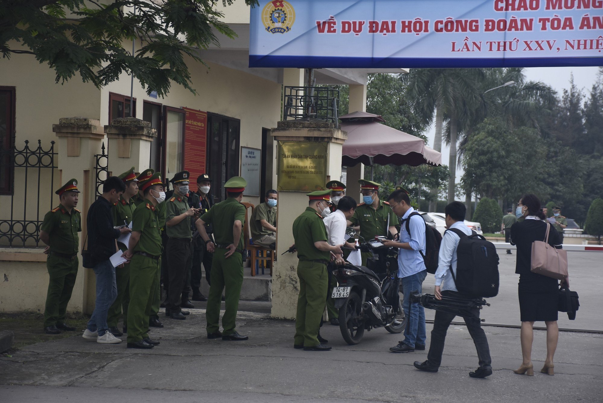 Cựu chủ tịch TP Hạ Long Phạm Hồng Hà gầy sọp ra hầu tòa - Ảnh 2.