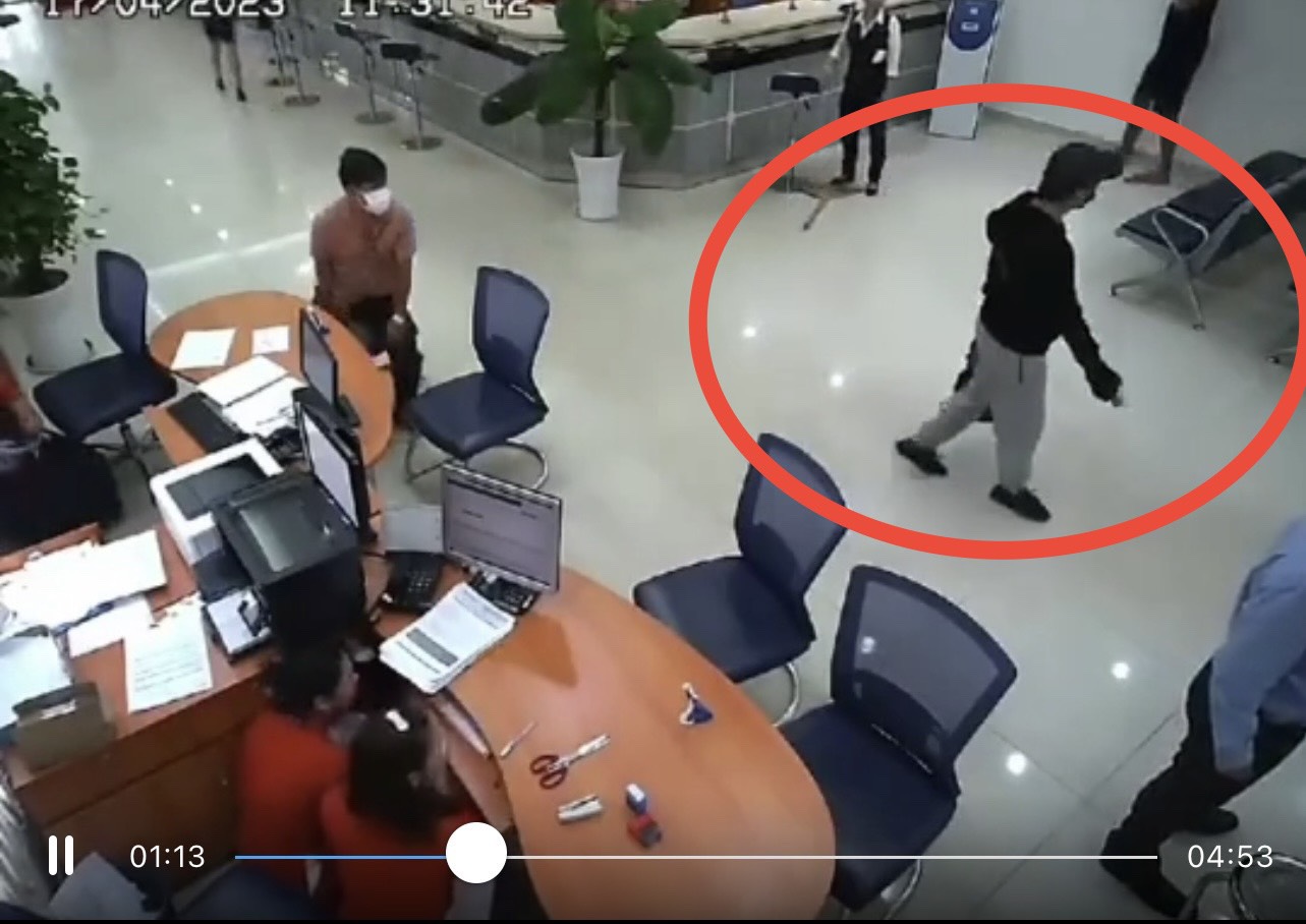Clip toàn cảnh vụ cướp ngân hàng ở Bình Dương