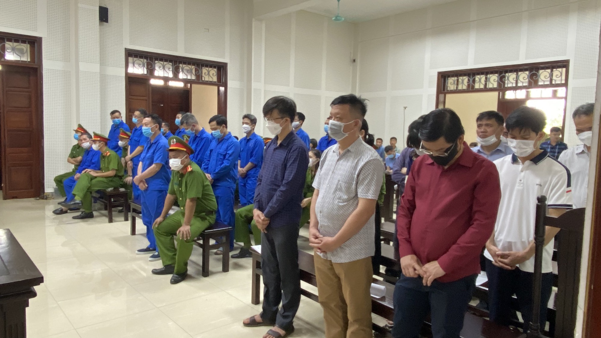 Cựu chủ tịch TP Hạ Long Phạm Hồng Hà gầy sọp ra hầu tòa - Ảnh 5.