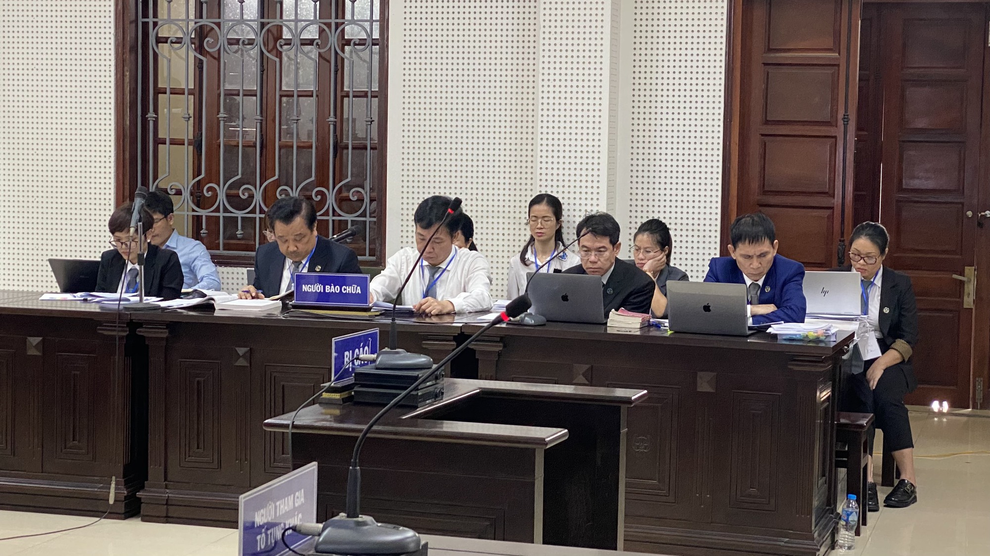 Cựu chủ tịch TP Hạ Long Phạm Hồng Hà gầy sọp ra hầu tòa - Ảnh 6.