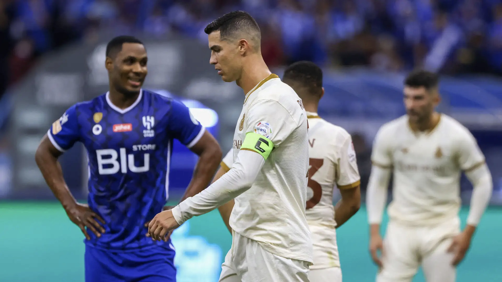 Ronaldo có cử chỉ nhạy cảm khi bị người hâm mộ chế giễu