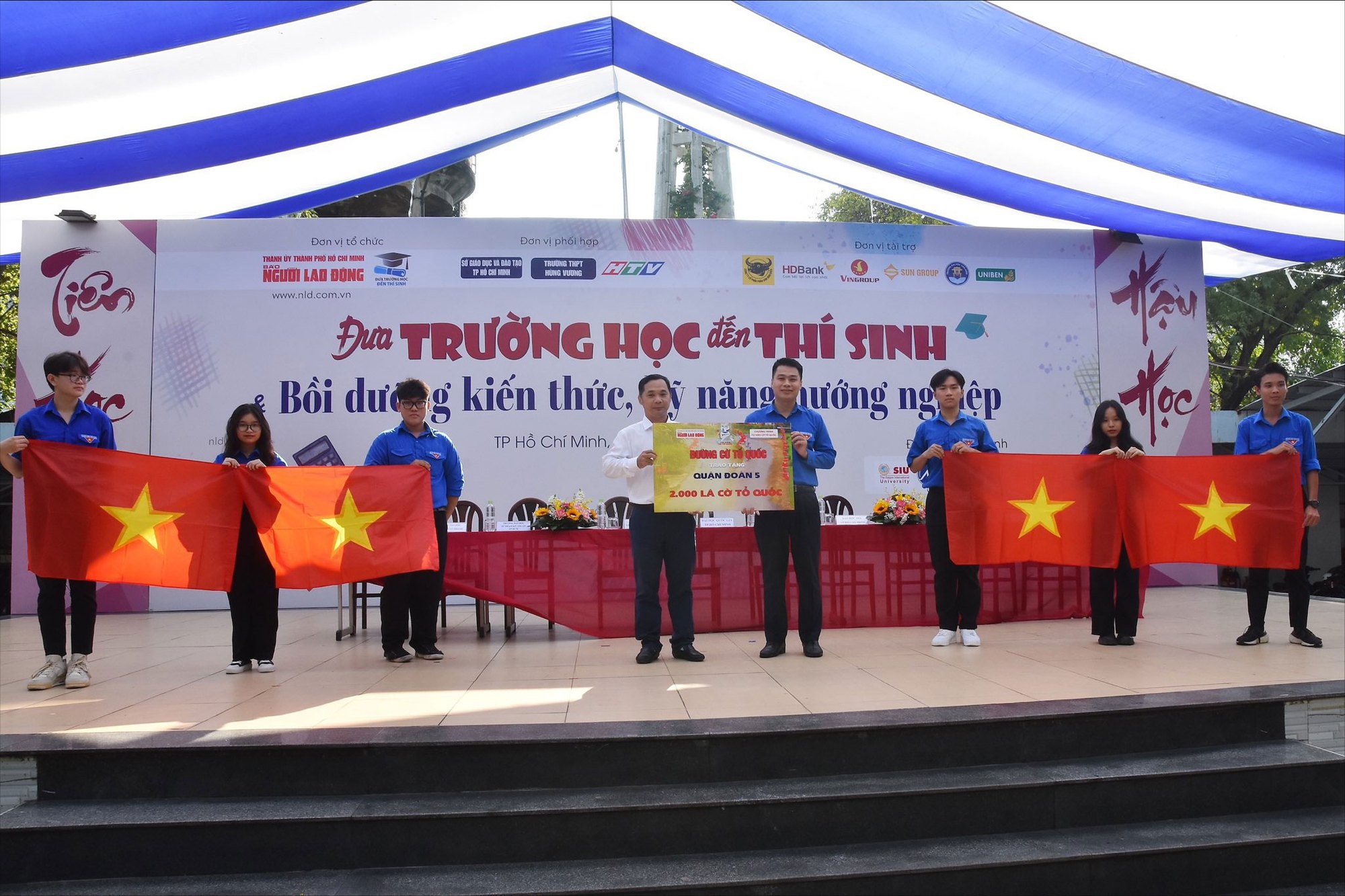 Trao tặng 2.000 l&aacute; cờ Tổ quốc v&agrave; 22 suất học bổng