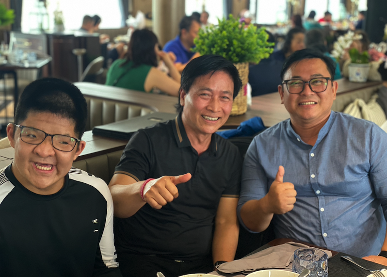 NSƯT Quốc Tuấn dẫn con trai kh&aacute;m ph&aacute; Hạ Long - Ảnh 5.