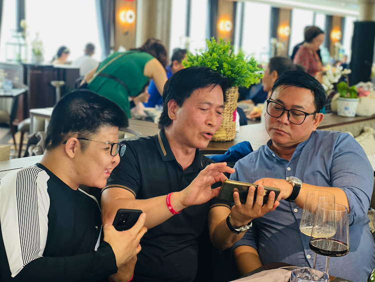 NSƯT Quốc Tuấn dẫn con trai kh&aacute;m ph&aacute; Hạ Long - Ảnh 4.