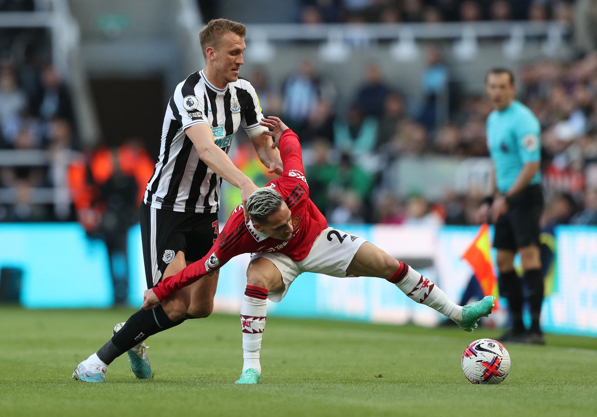 Thua thảm Newcastle, Man United trượt dài giải Ngoại hạng - Ảnh 3.