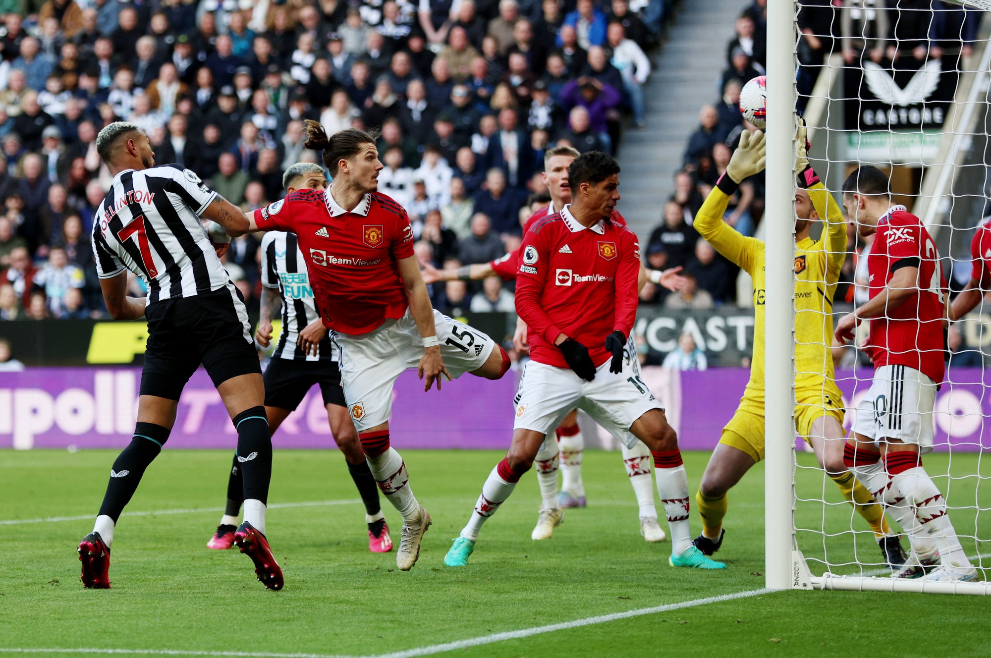 Thua Newcastle, Man United trượt dài ở giải Ngoại hạng