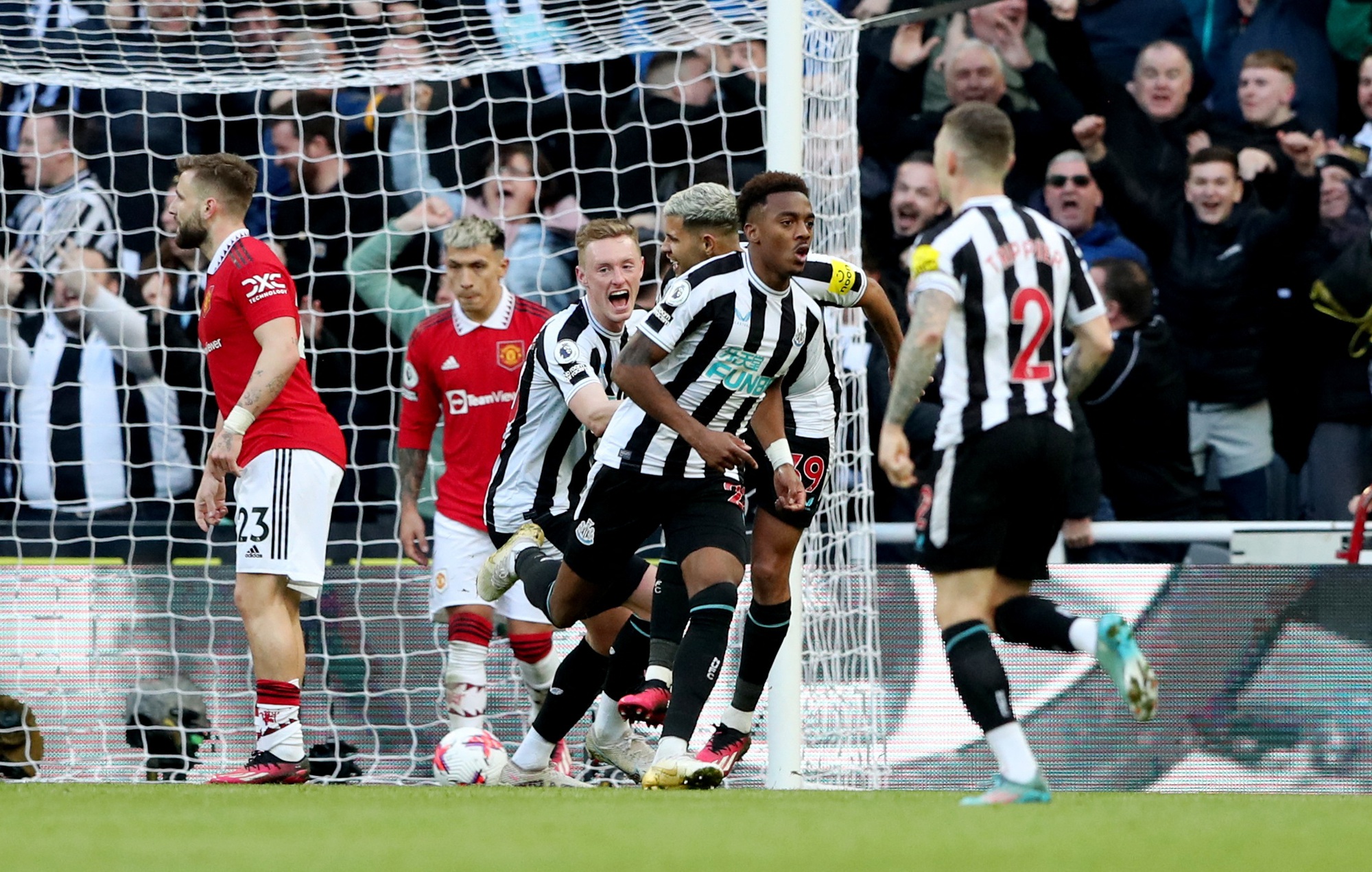 Thua thảm Newcastle, Man United trượt dài giải Ngoại hạng - Ảnh 5.