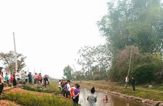 Chở nhau đi chơi bằng xe đạp, chị và em rơi xuống kênh tử vong