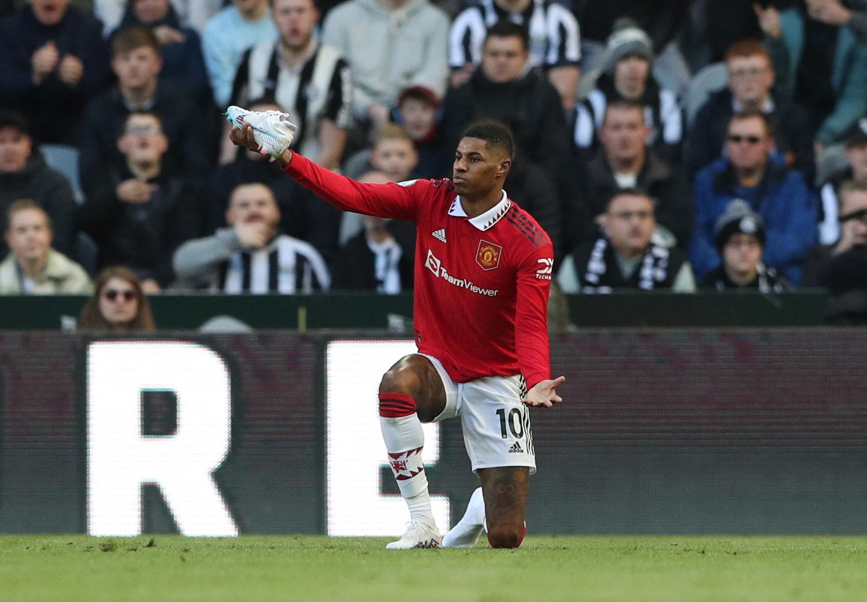 Thua thảm Newcastle, Man United trượt dài giải Ngoại hạng - Ảnh 1.