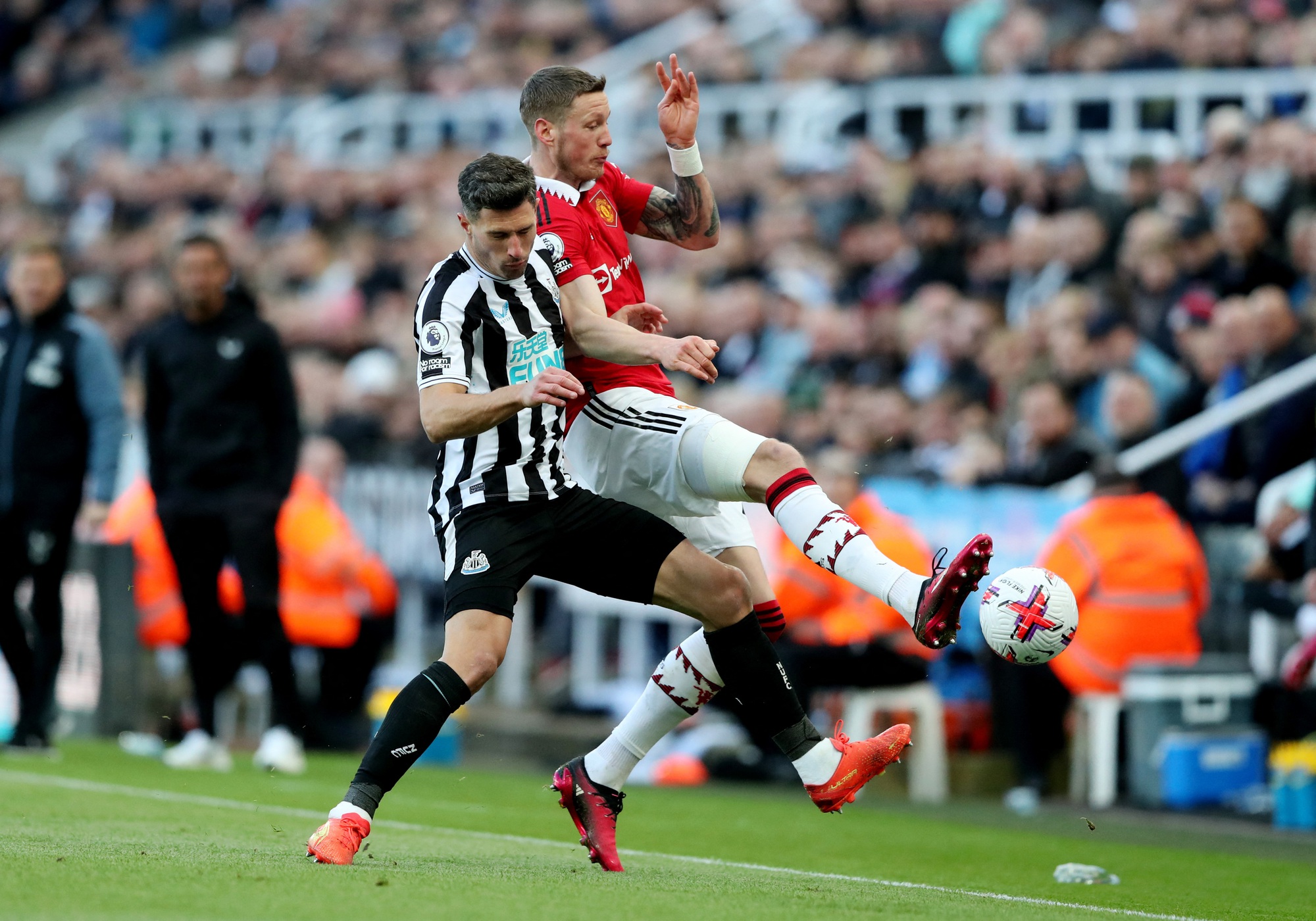 Thua thảm Newcastle, Man United trượt dài giải Ngoại hạng - Ảnh 2.