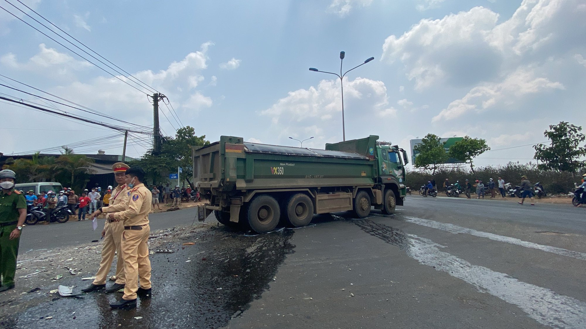 CẬP NHẬT: Xe giường nằm lao vào nhà dân, ít nhất 2 người chết, 3 người trọng thương - Ảnh 4.