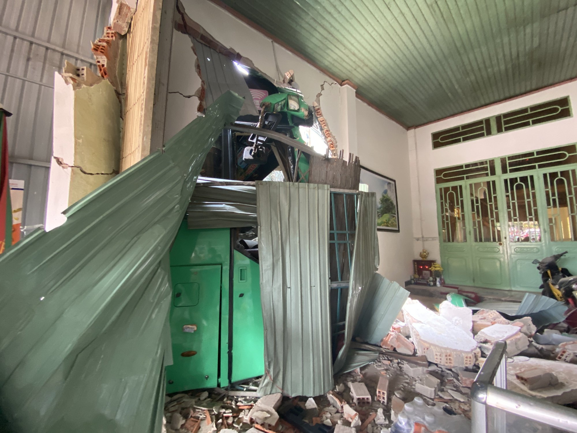 CẬP NHẬT: Xe giường nằm lao vào nhà dân, ít nhất 2 người chết, 3 người trọng thương - Ảnh 5.