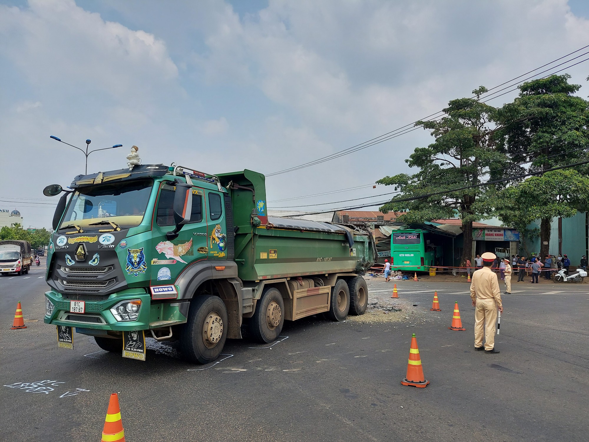 CẬP NHẬT: Xe giường nằm lao vào nhà dân, ít nhất 2 người chết, 3 người trọng thương - Ảnh 2.