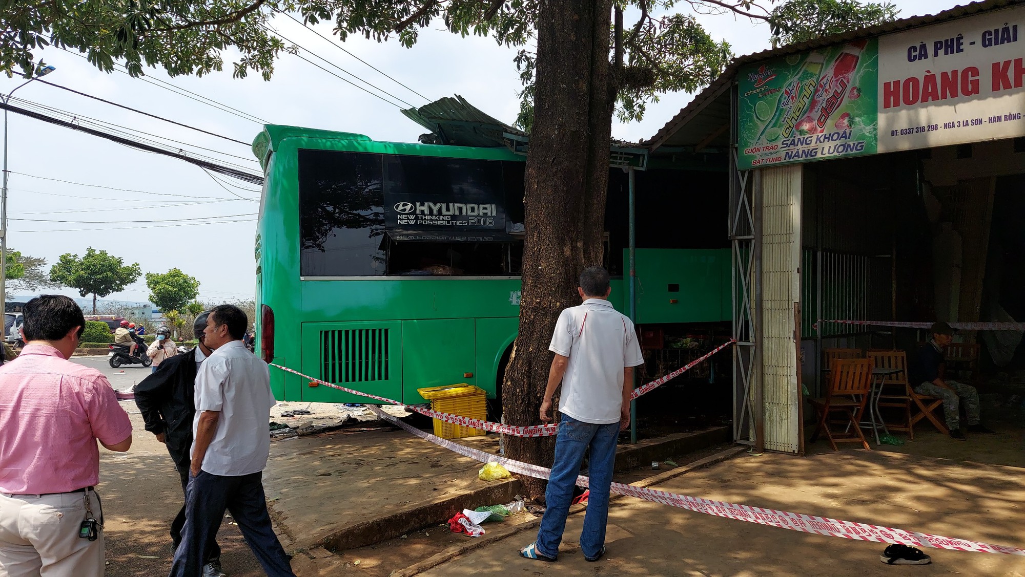 CẬP NHẬT: Xe giường nằm lao vào nhà dân, ít nhất 2 người chết, 3 người trọng thương - Ảnh 9.