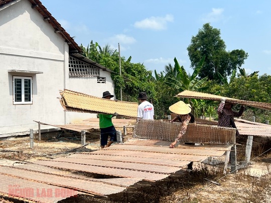 CLIP: Cận cảnh từng chi tiết l&agrave;m b&aacute;nh tr&aacute;ng ở Thuận Hưng - Ảnh 3.