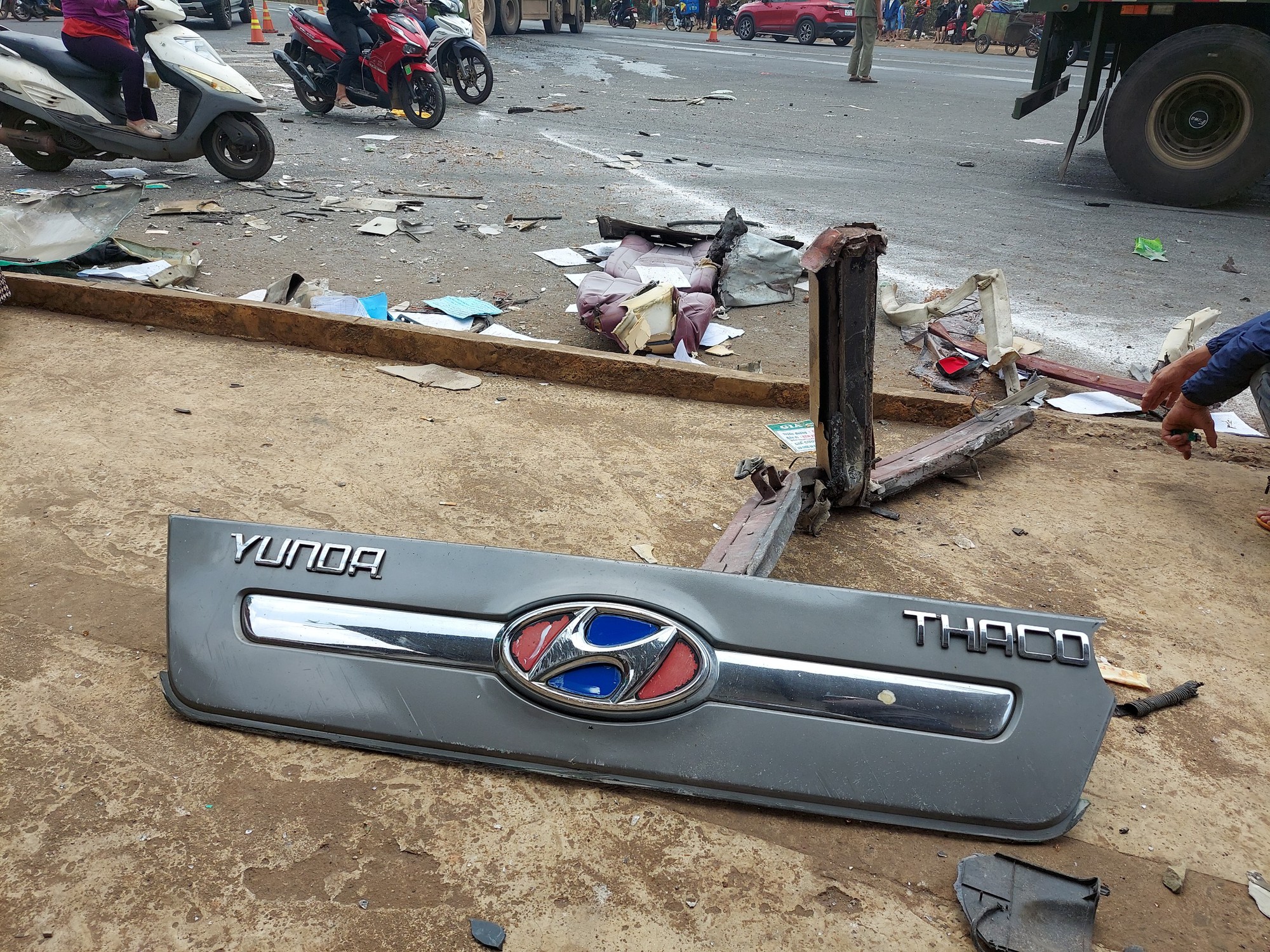 Gi&acirc;y ph&uacute;t kinh ho&agrave;ng trước khi xe giường nằm lao v&agrave;o nh&agrave; d&acirc;n - Ảnh 4.