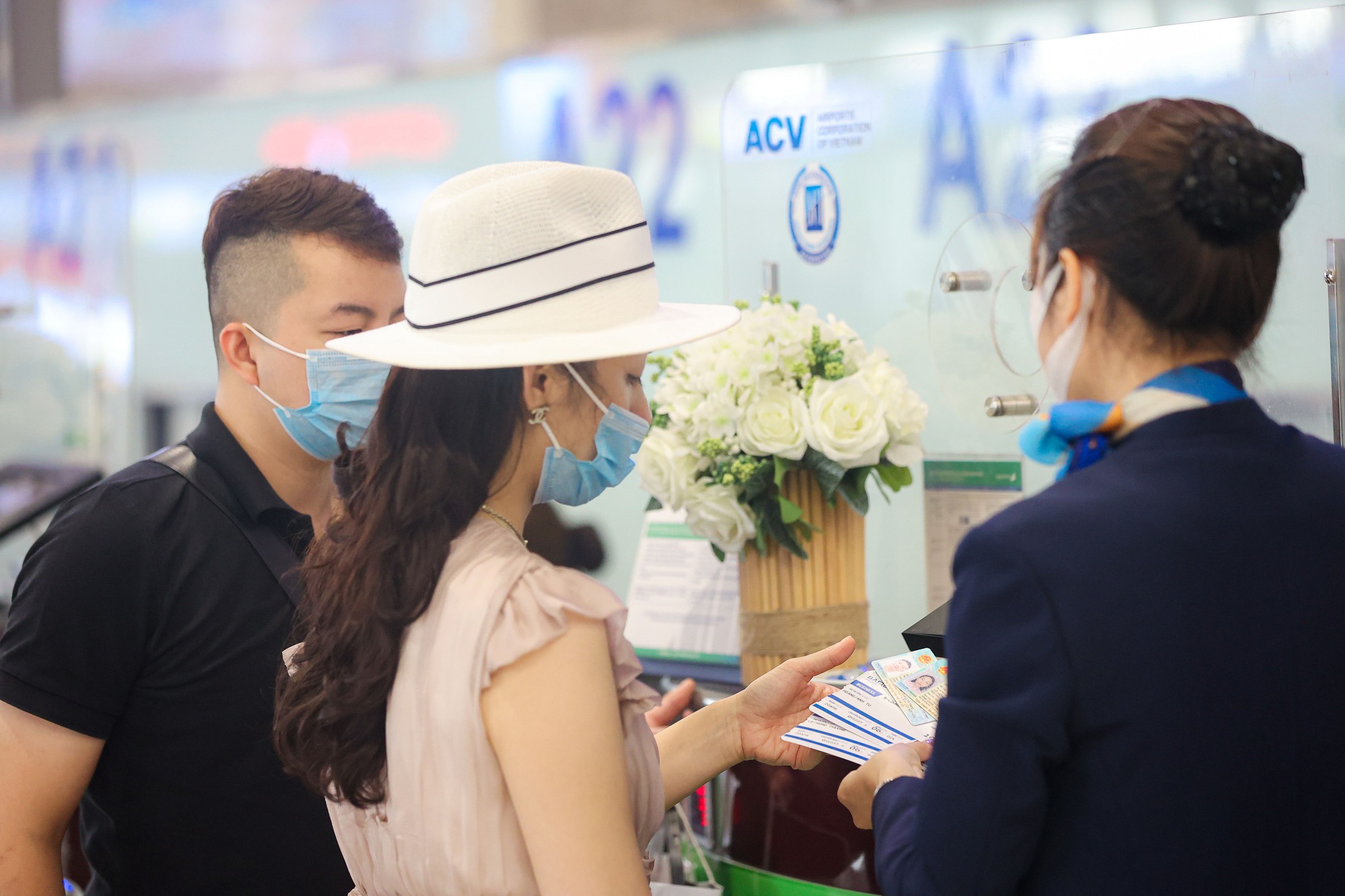 Cận cảnh qu&aacute; tr&igrave;nh l&agrave;m thủ tục bay bằng CCCD gắn chip tại s&acirc;n bay Nội B&agrave;i - Ảnh 2.