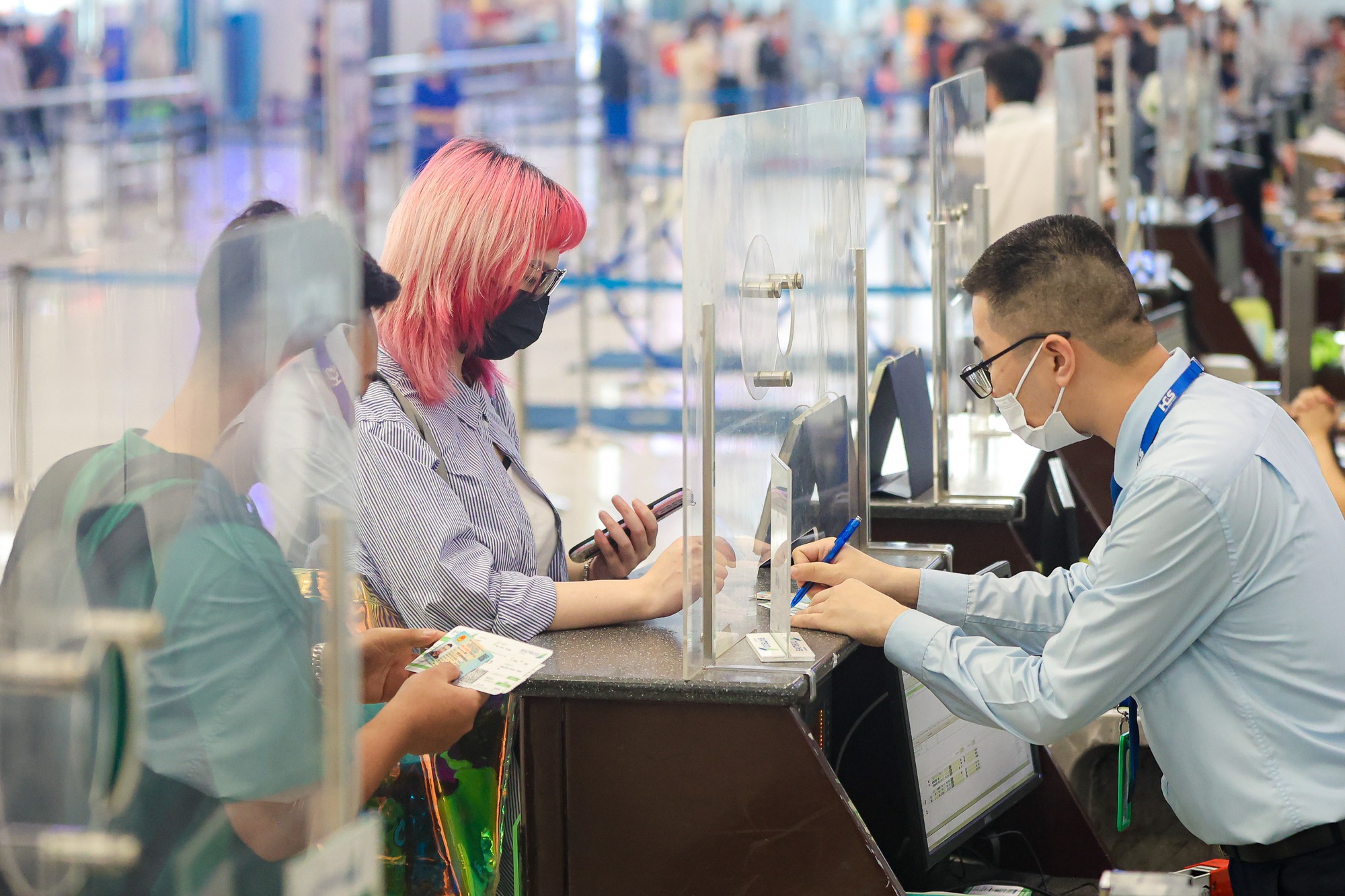 Cận cảnh qu&aacute; tr&igrave;nh l&agrave;m thủ tục bay bằng CCCD gắn chip tại s&acirc;n bay Nội B&agrave;i - Ảnh 4.