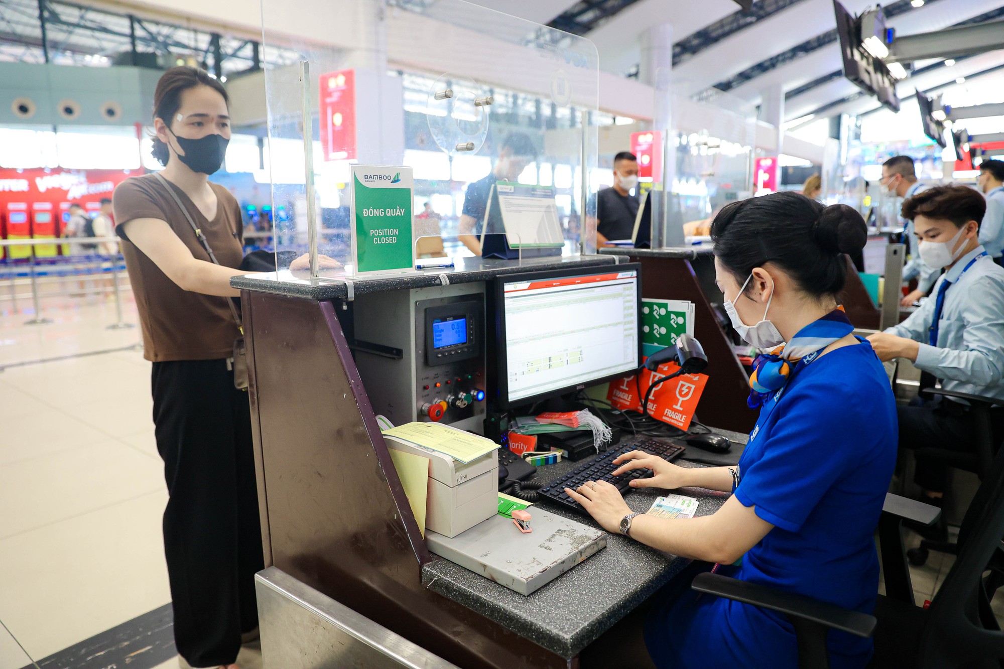 Cận cảnh qu&aacute; tr&igrave;nh l&agrave;m thủ tục bay bằng CCCD gắn chip tại s&acirc;n bay Nội B&agrave;i - Ảnh 9.