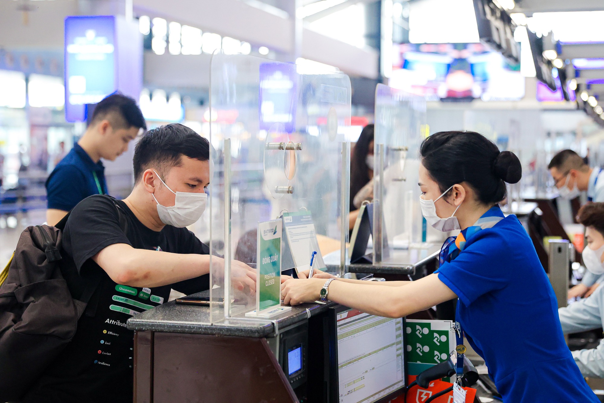 Cận cảnh qu&aacute; tr&igrave;nh l&agrave;m thủ tục bay bằng CCCD gắn chip tại s&acirc;n bay Nội B&agrave;i - Ảnh 7.
