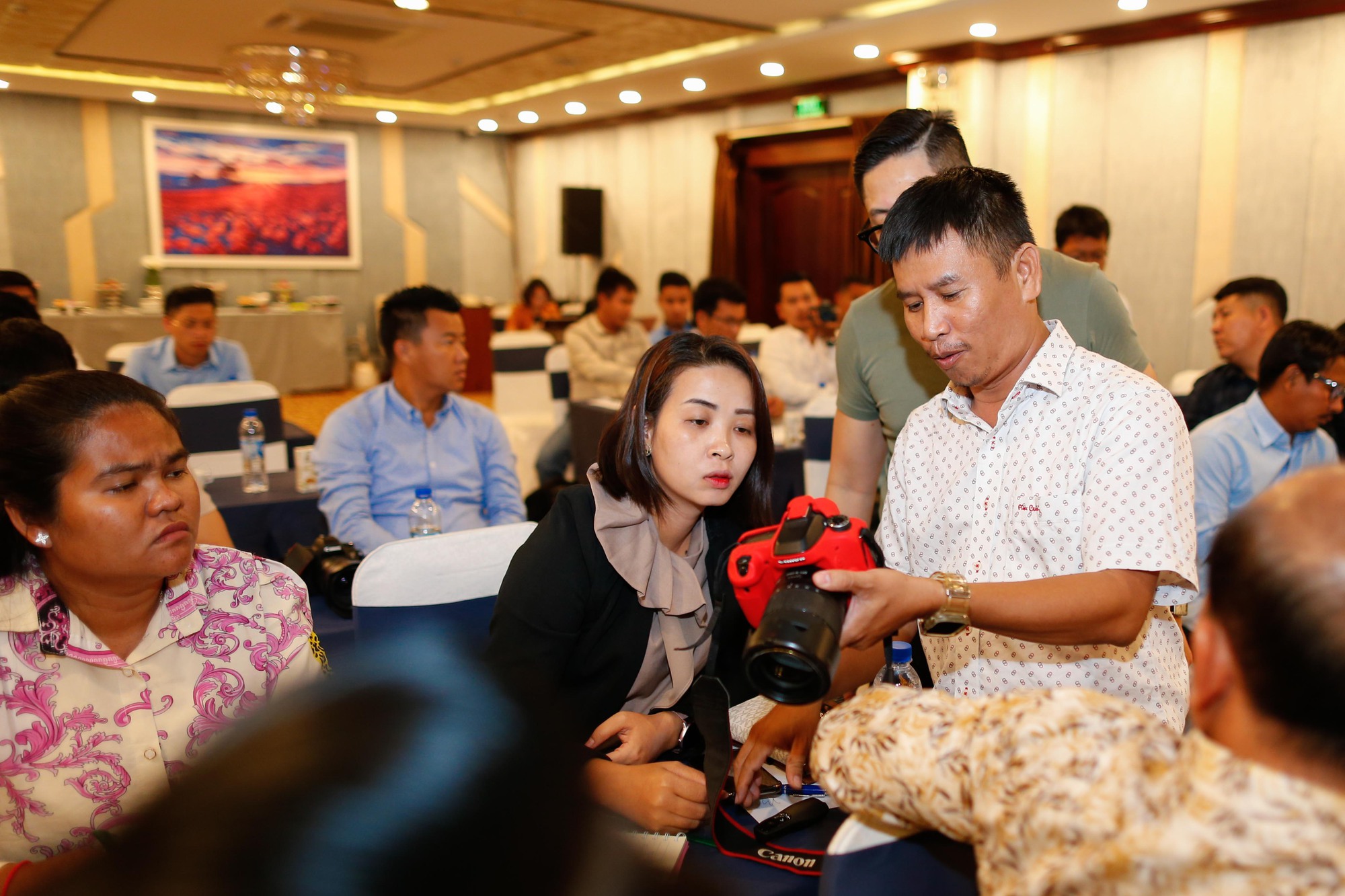 SEA Games 2023: PV B&aacute;o Người Lao Động hướng dẫn về ảnh thể thao cho nh&agrave; b&aacute;o Campuchia - Ảnh 3.
