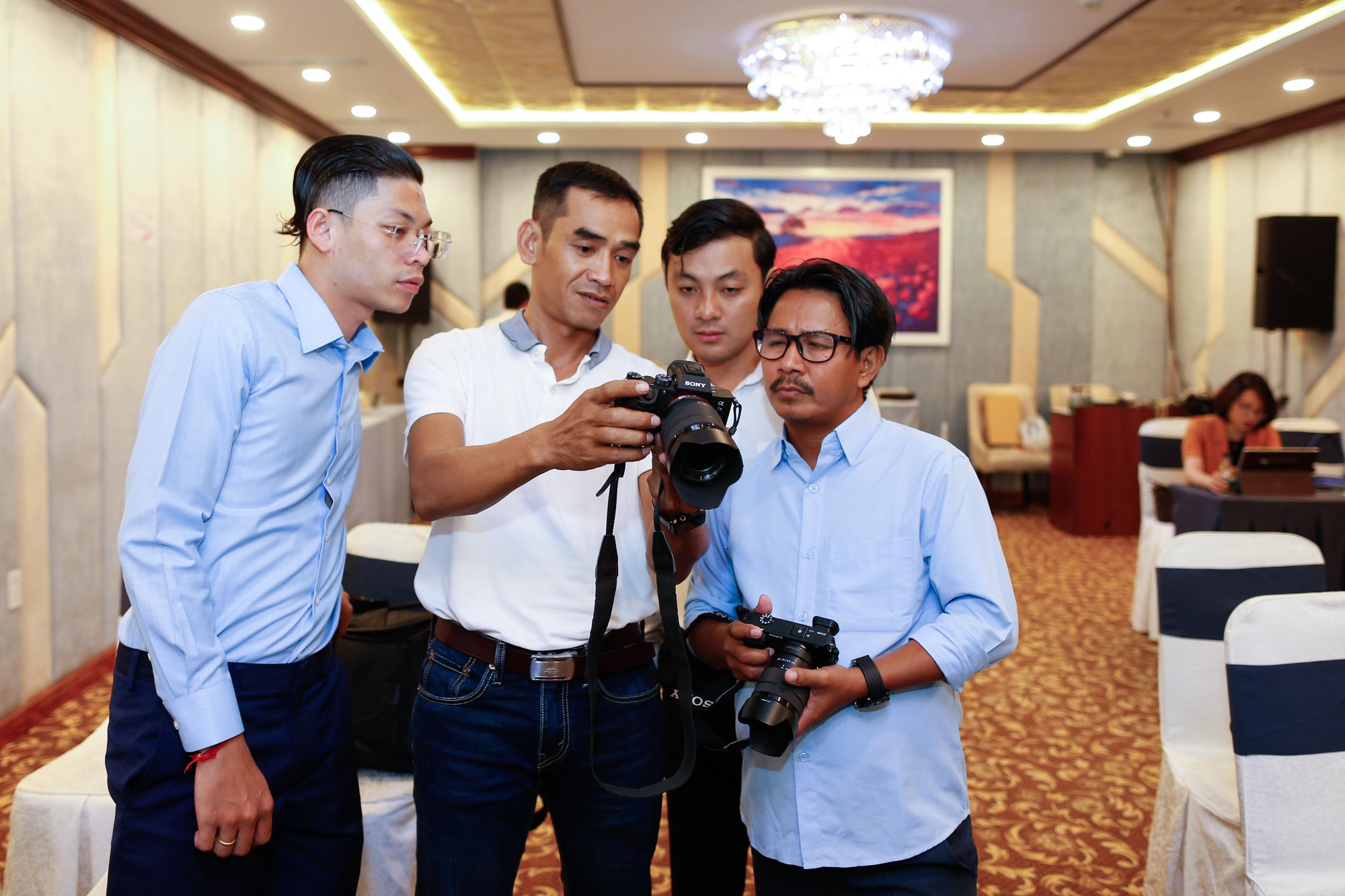 SEA Games 2023: PV B&aacute;o Người Lao Động hướng dẫn về ảnh thể thao cho nh&agrave; b&aacute;o Campuchia - Ảnh 2.