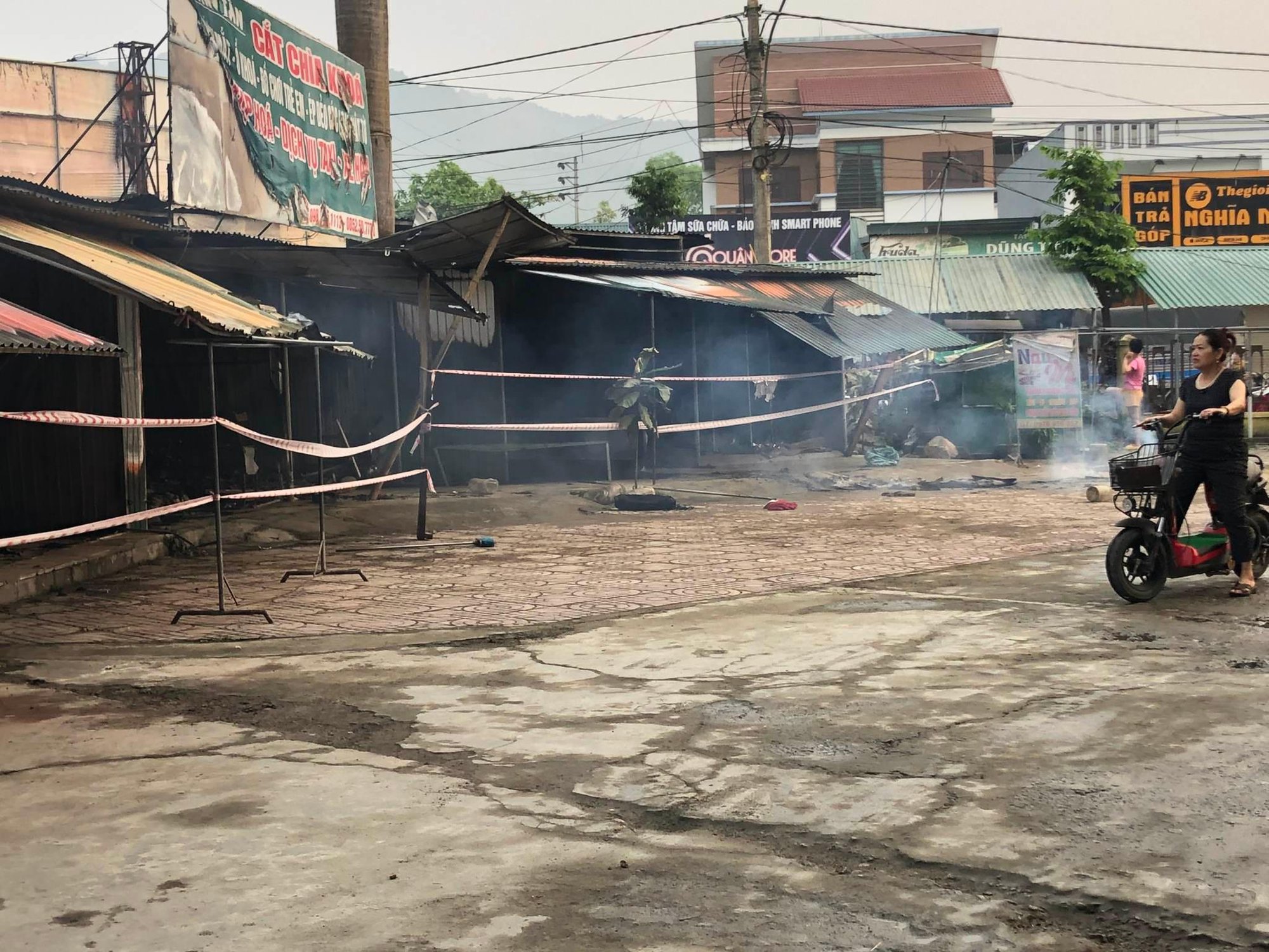 Nhiều ki ốt tại 1 trung tâm thương mại ở Hà Tĩnh bốc cháy - Ảnh 2.