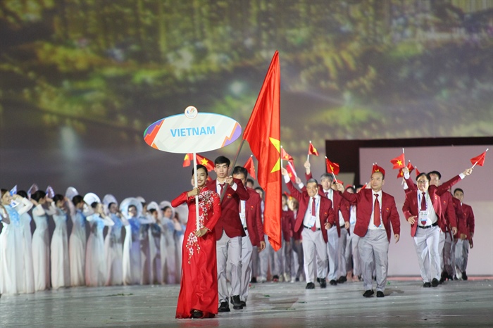 K&igrave;nh ngư Nguyễn Huy Ho&agrave;ng cầm cờ đo&agrave;n Thể thao Việt Nam tại SEA Games 32 - Ảnh 1.
