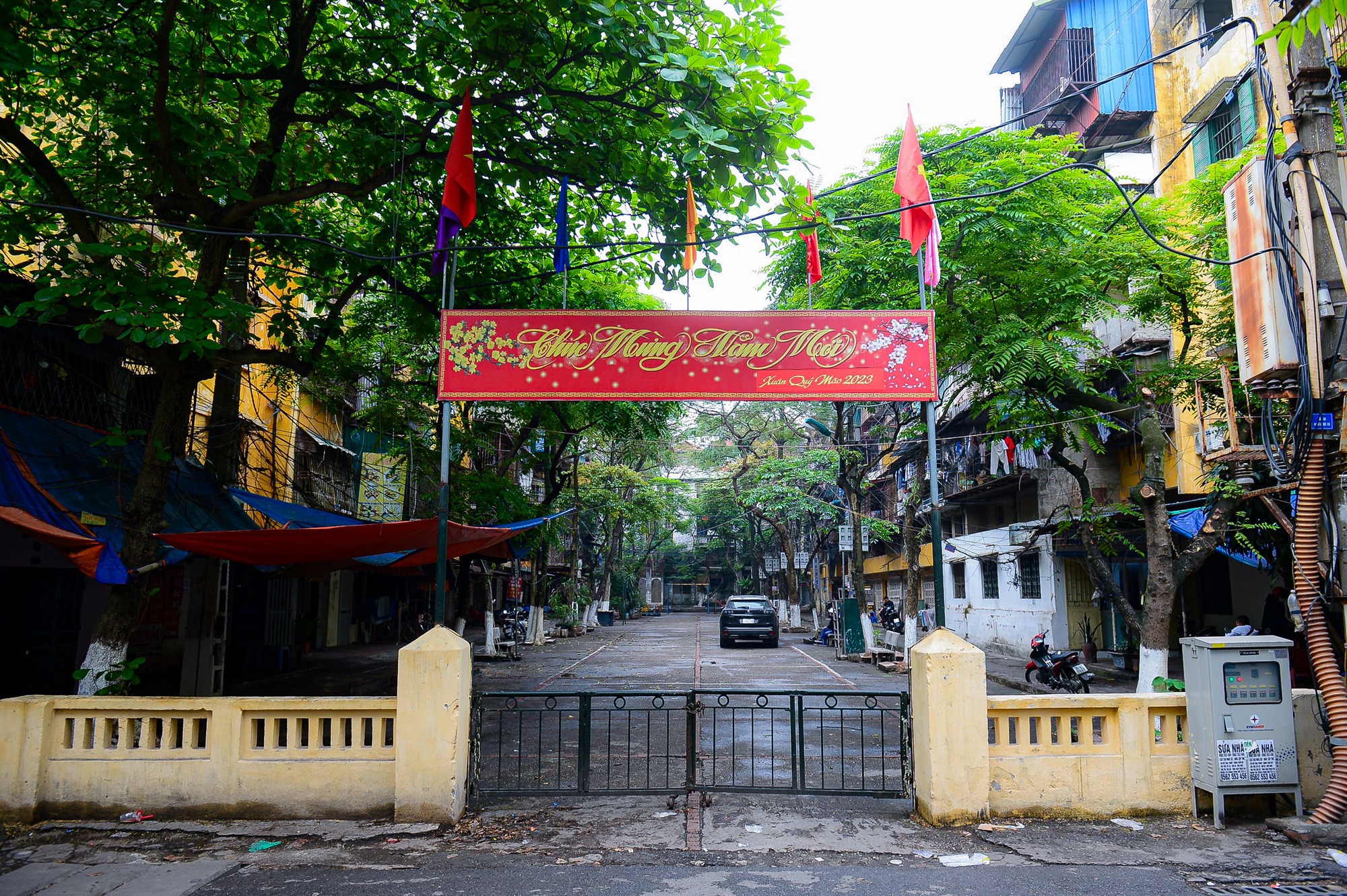 B&ecirc;n trong khu tập thể xuống cấp sau gần 50 năm sử dụng - Ảnh 1.