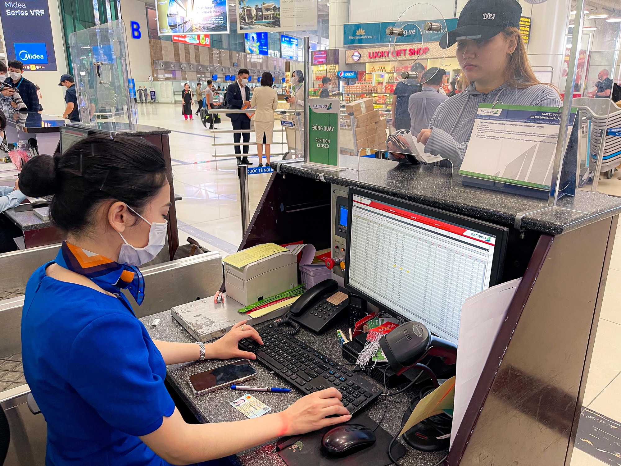 Cận cảnh qu&aacute; tr&igrave;nh l&agrave;m thủ tục bay bằng CCCD gắn chip tại s&acirc;n bay Nội B&agrave;i - Ảnh 5.