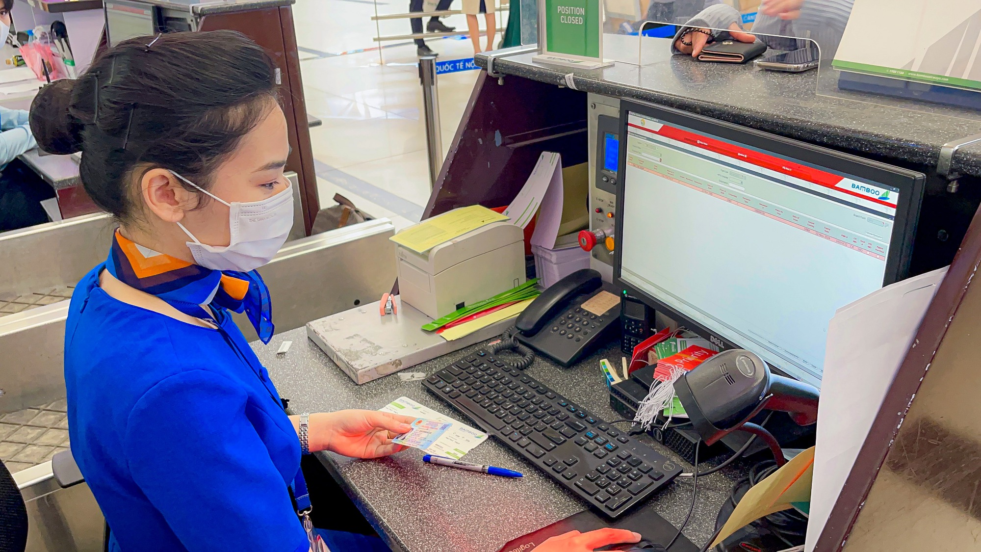 Cận cảnh qu&aacute; tr&igrave;nh l&agrave;m thủ tục bay bằng CCCD gắn chip tại s&acirc;n bay Nội B&agrave;i - Ảnh 6.