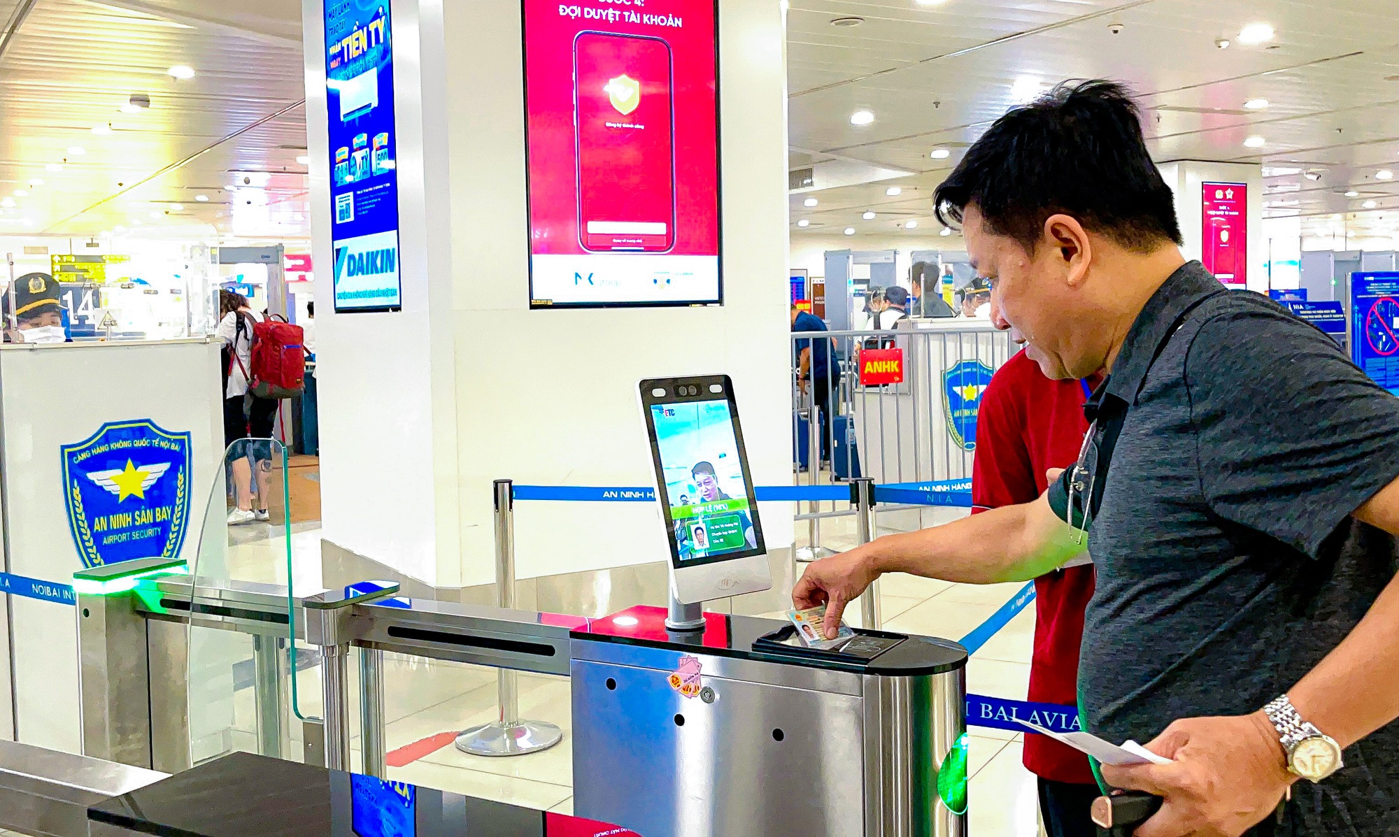 Cận cảnh qu&aacute; tr&igrave;nh l&agrave;m thủ tục bay bằng CCCD gắn chip tại s&acirc;n bay Nội B&agrave;i - Ảnh 12.