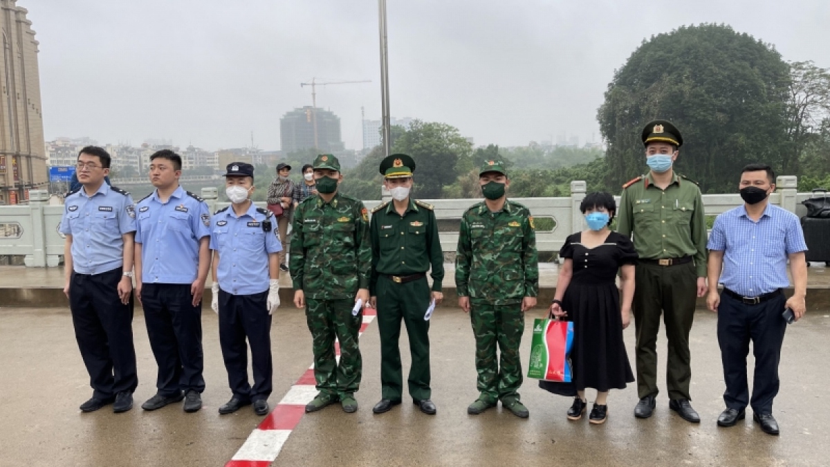 C&ocirc; g&aacute;i bị b&aacute;n sang Trung Quốc 11 năm trước về đến Quảng Nam - Ảnh 2.