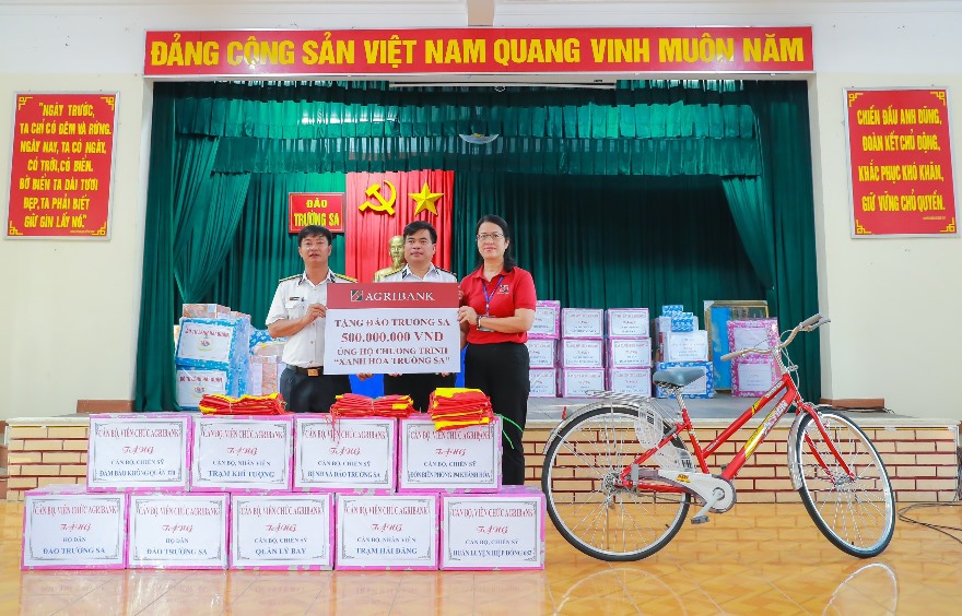 Agribank ủng hộ 1,5 tỉ đồng chương tr&igrave;nh Xanh h&oacute;a Trường Sa - Ảnh 1.
