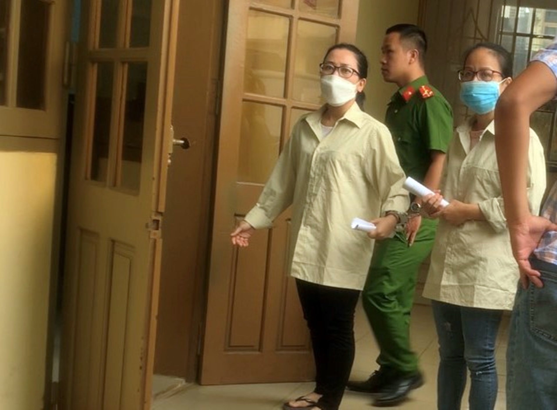 Nữ nh&acirc;n vi&ecirc;n ng&acirc;n h&agrave;ng chiếm đoạt 53 tỉ đồng: Đề nghị l&agrave;m r&otilde; vai tr&ograve; người chồng - Ảnh 1.