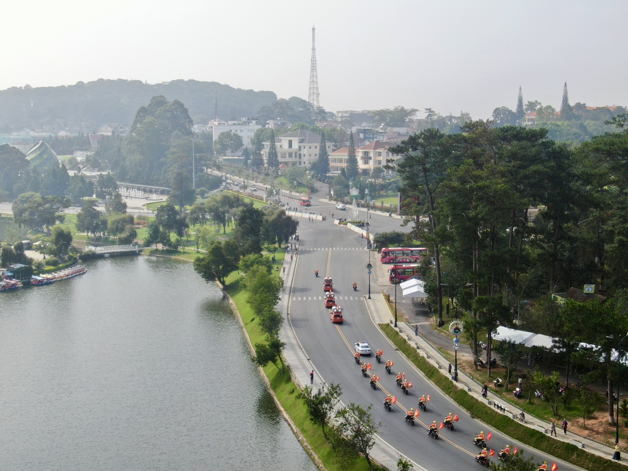 Áo vàng gia tăng khoảng cách - Ảnh 2.
