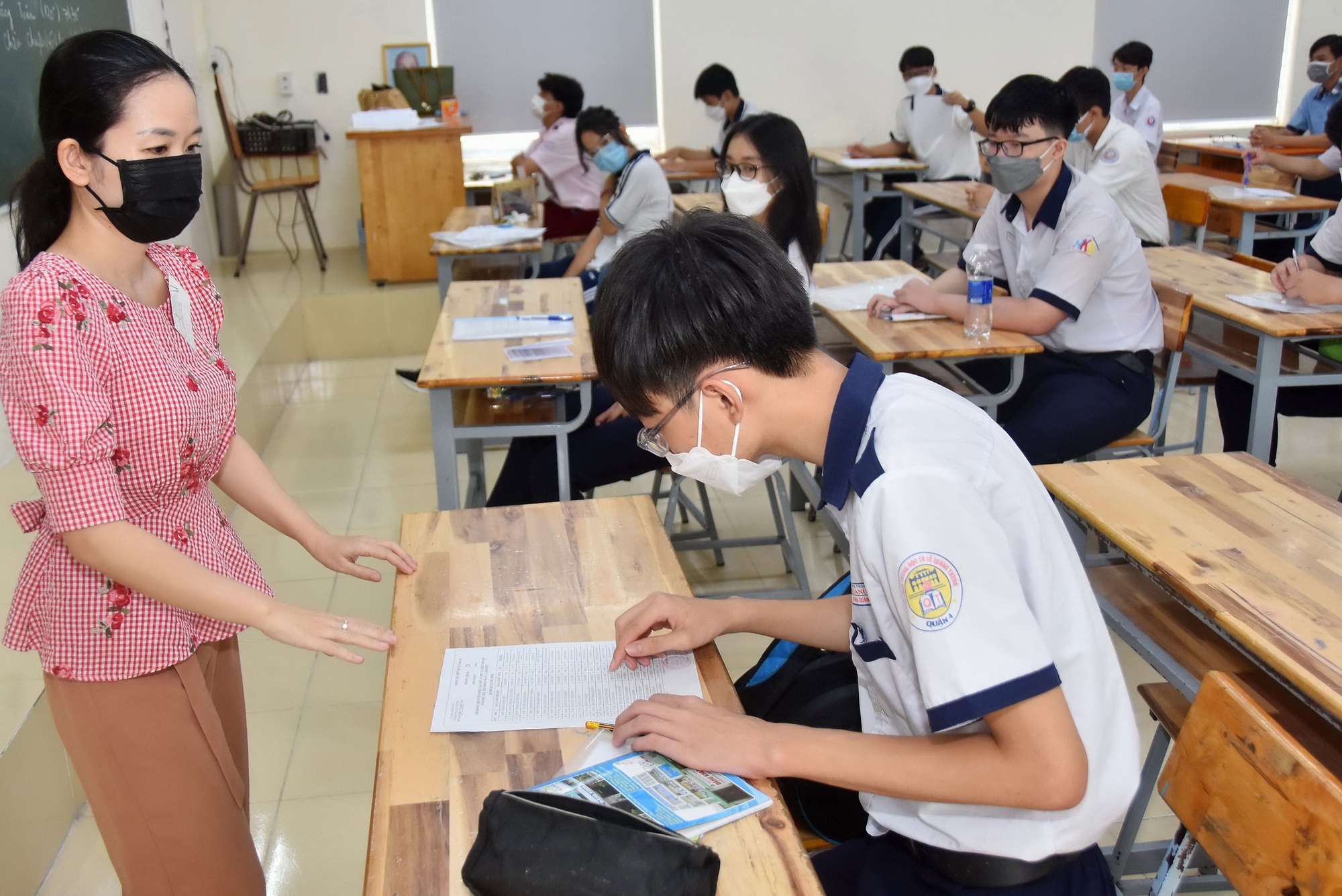 Tăng chỉ tiêu tuyển sinh, thi lớp 10 vẫn căng - Ảnh 1.