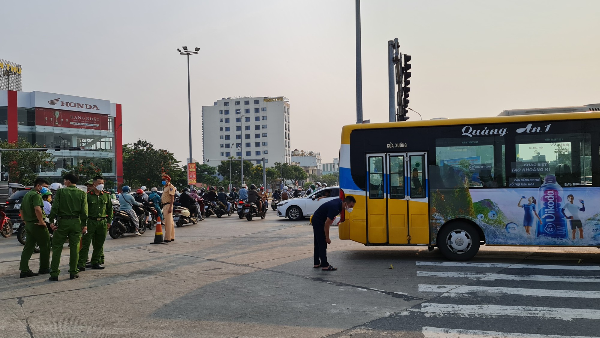 Người phụ nữ tử vong dưới b&aacute;nh xe bu&yacute;t - Ảnh 3.