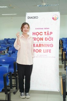 Sinh vi&ecirc;n h&agrave;o hứng tham gia chương tr&igrave;nh tập huấn của Diageo Việt Nam - Ảnh 1.