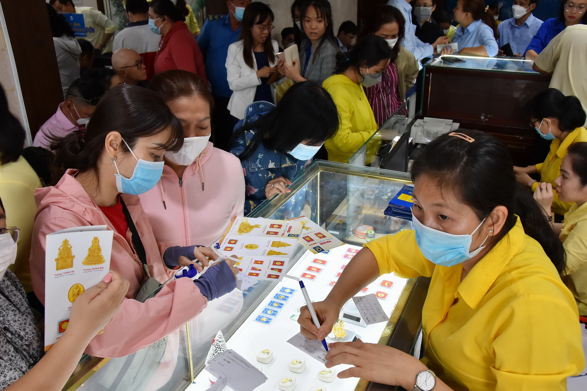 Giá vàng hôm nay 22-4: Giảm sâu