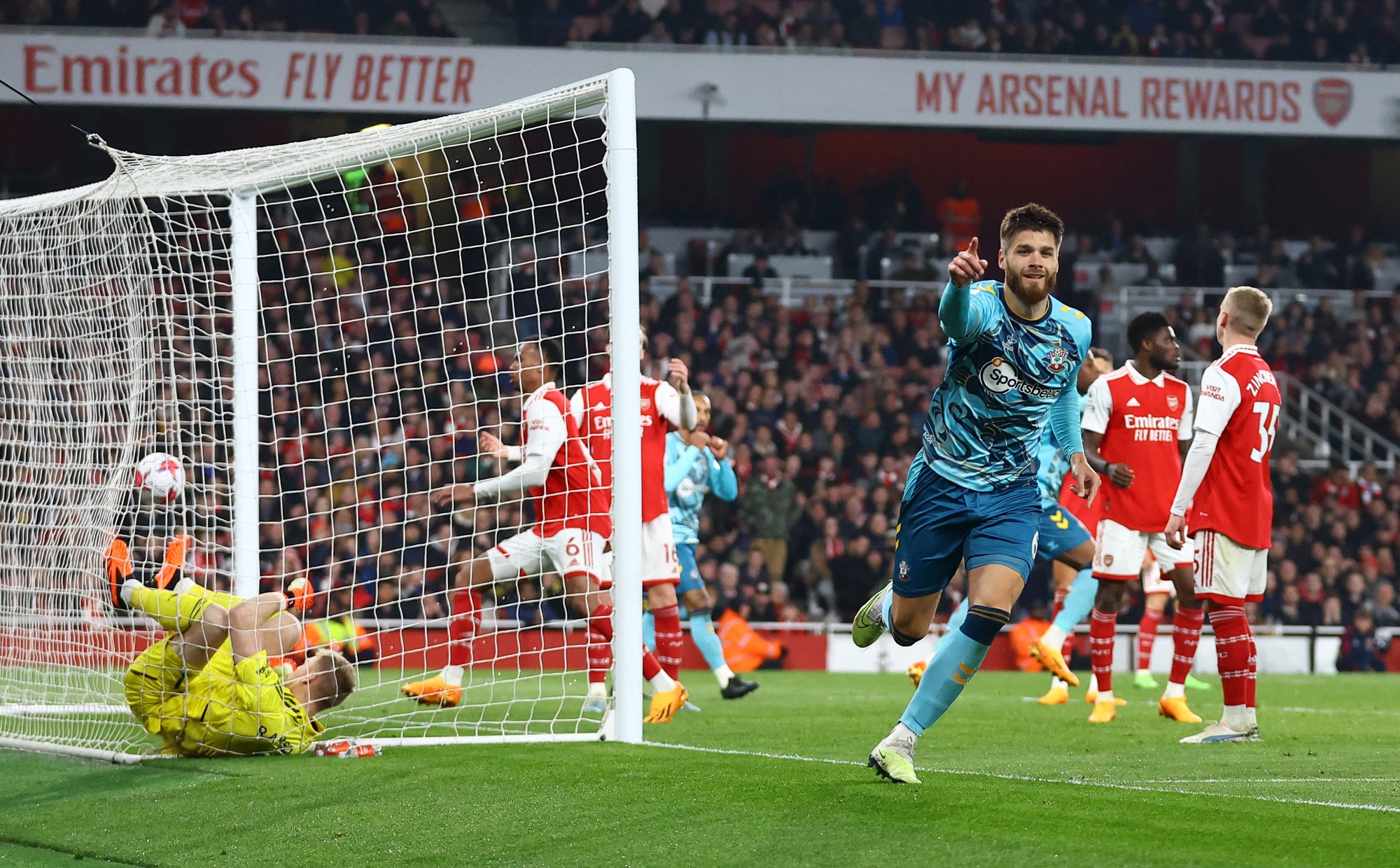 Rượt đuổi tỉ số kh&oacute; tin, Arsenal h&ograve;a th&oacute;t tim đội ch&oacute;t bảng Southampton - Ảnh 5.