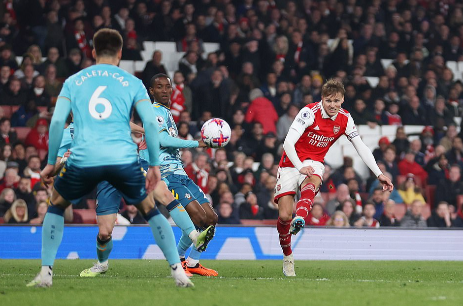 Rượt đuổi tỉ số kh&oacute; tin, Arsenal h&ograve;a th&oacute;t tim đội ch&oacute;t bảng Southampton - Ảnh 6.