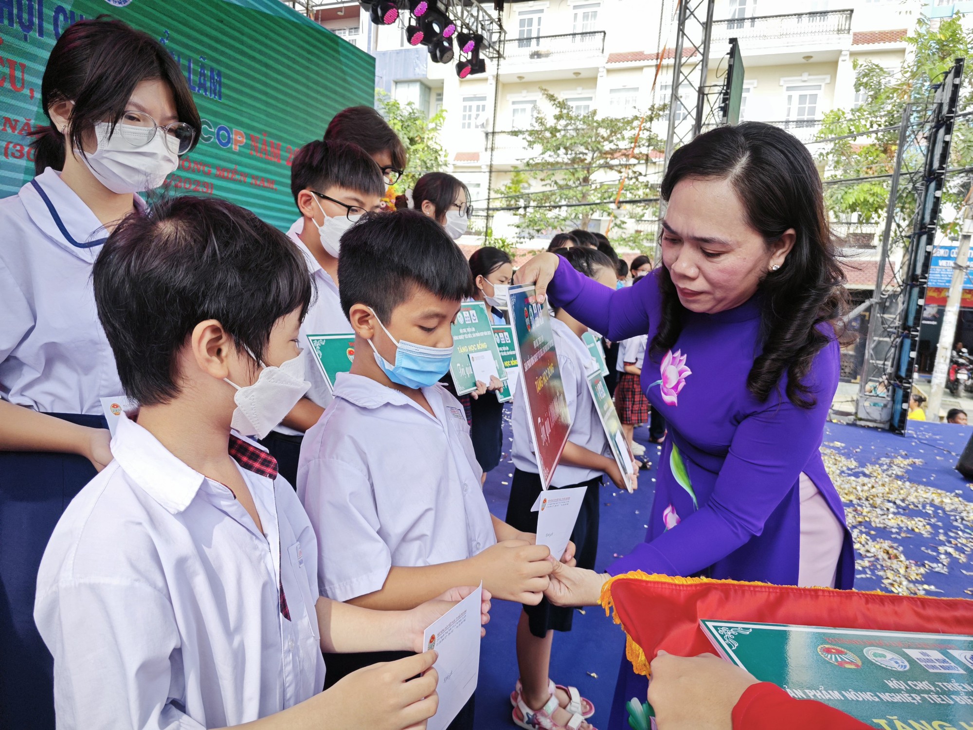 Ngỡ ng&agrave;ng với hoa đẹp tại hội chợ sản phẩm n&ocirc;ng nghiệp - Ảnh 10.