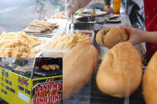 Những con đường san s&aacute;t b&aacute;nh m&igrave; ở S&agrave;i G&ograve;n - Ảnh 1.