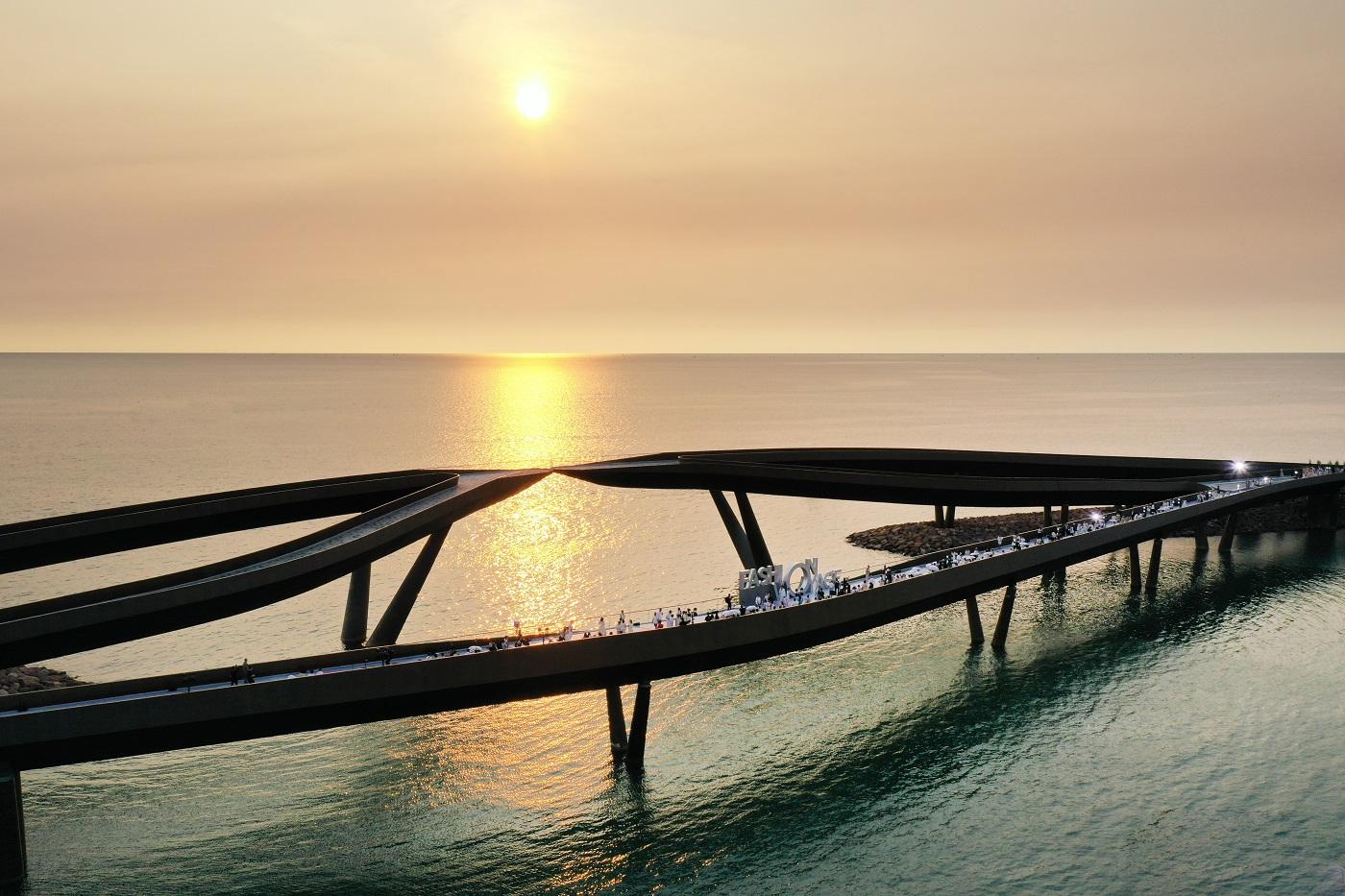Những khoảnh khắc Sunset Town hóa giấc mơ Ý, làm say lòng các tín đồ thời trang - Ảnh 3.